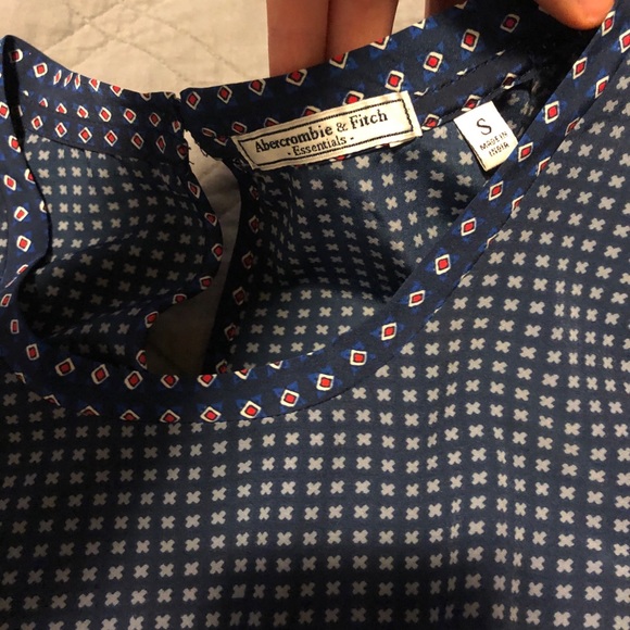 Short sleeve scoop blouse. - Picture 2 of 4